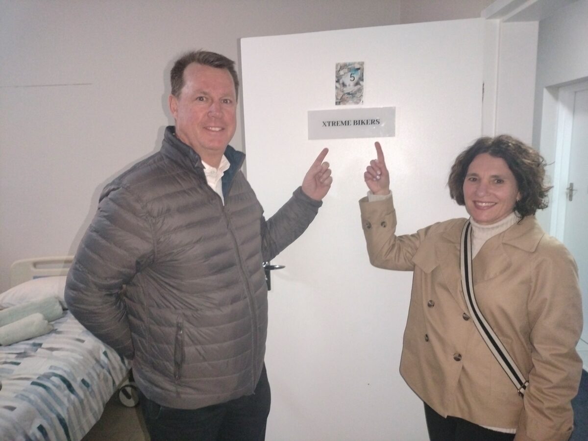 Adv. Henk Cilliers (links) en dr. Dalene van Jaarsveld by die kamer in Bloemfontein Hospice