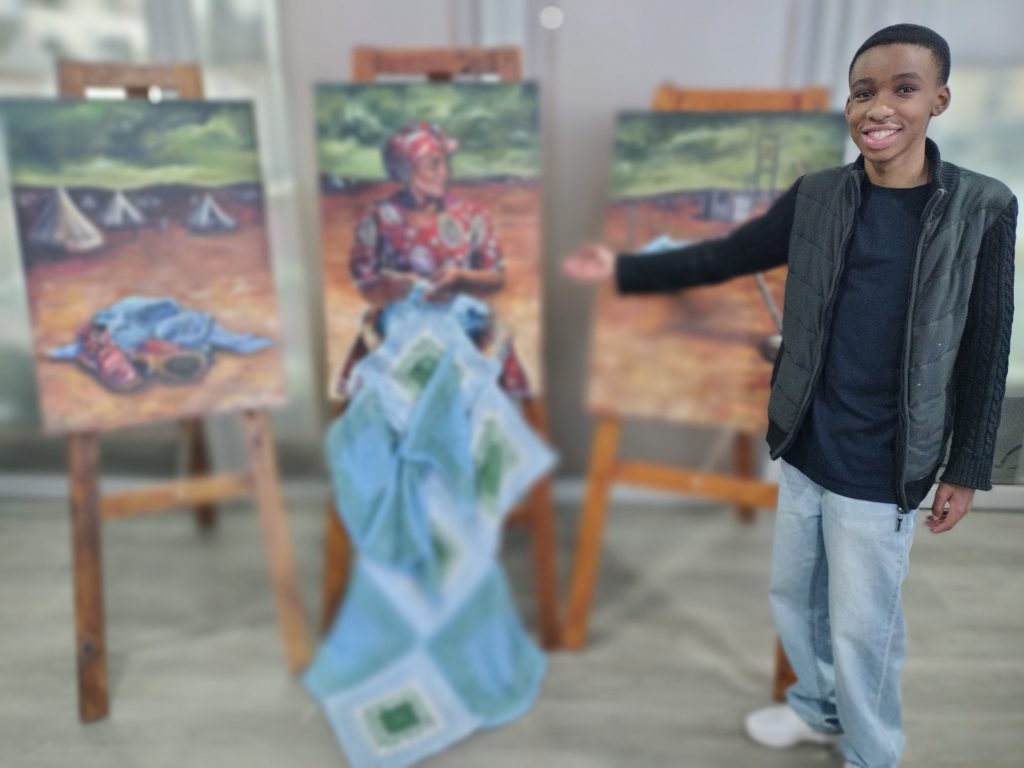 Siyabonga Gans by die kunswerk wat hy vir die Oorlogsmuseum gemaak het.