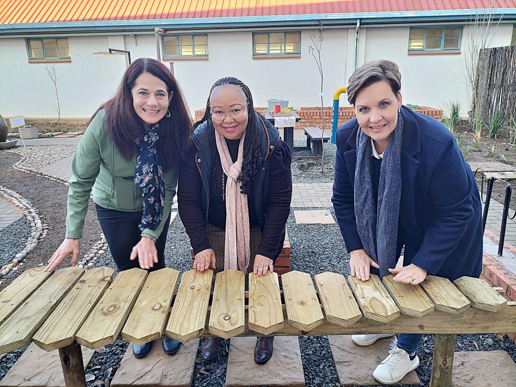 From the left, Agnita Le Roux, Ntsatsi Dingaan-Mokushane, and Cherize Laubscher, 