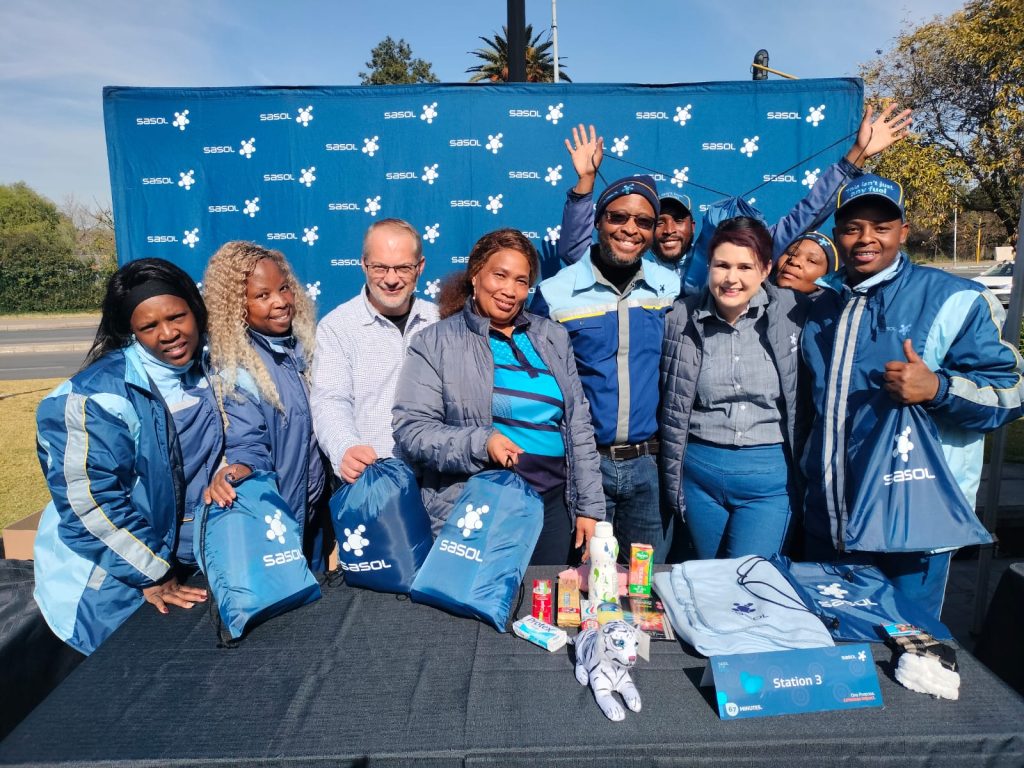 Personeel van drie Sasol-vulstasies het Vrydag 10 Julie bederf-pakkies