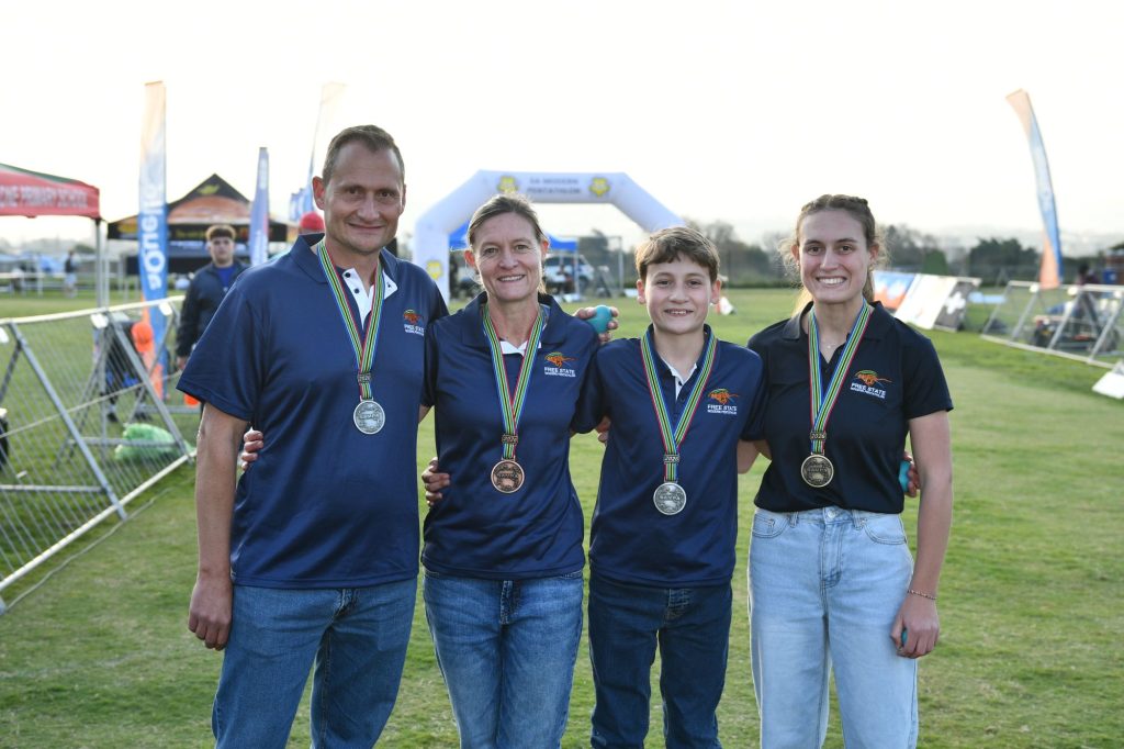 Die Van Rooyen-gesin het almal podiumplekke behaal. Hulle is van links Dewald en Lena en hul kinders Waldo en Lane.