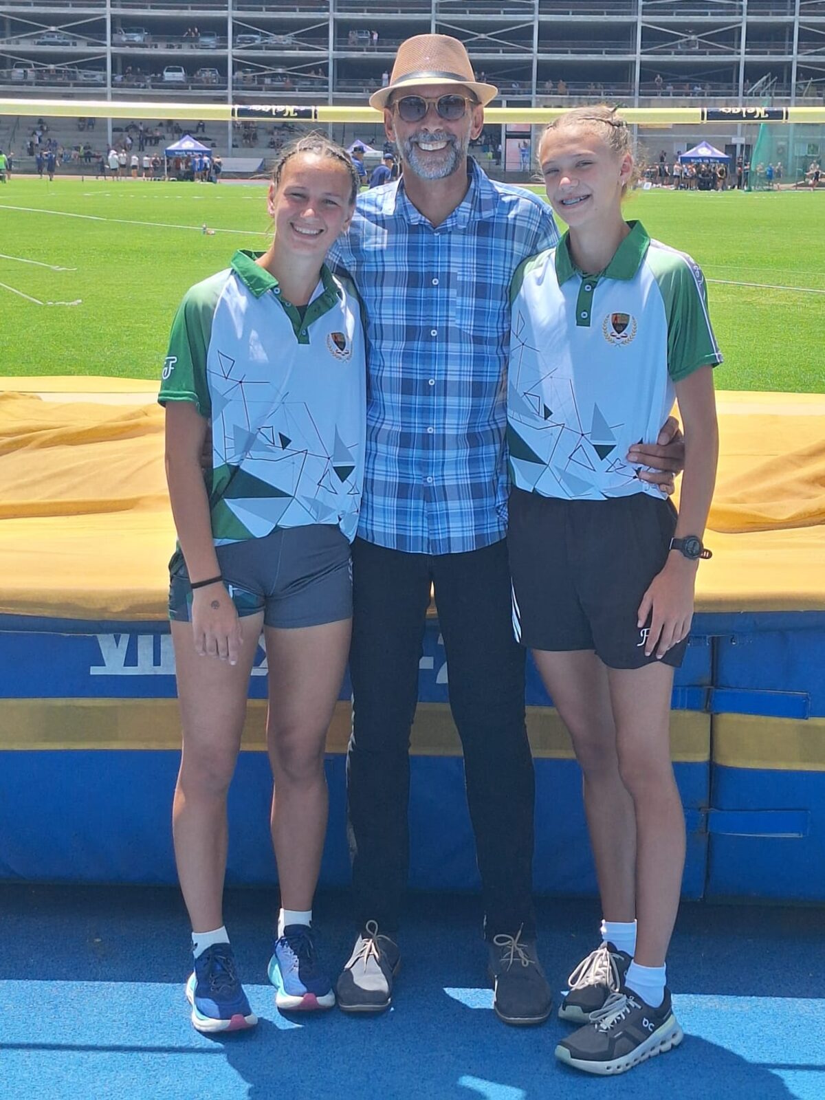 Saam met hul afrigter, Theo Senekal, is Anri Rautenbach (links) en Franzelle Barnard.
