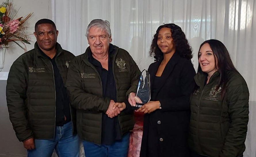 Handing over of the award by the representative of Auditor-General to the Director of the War Museum.