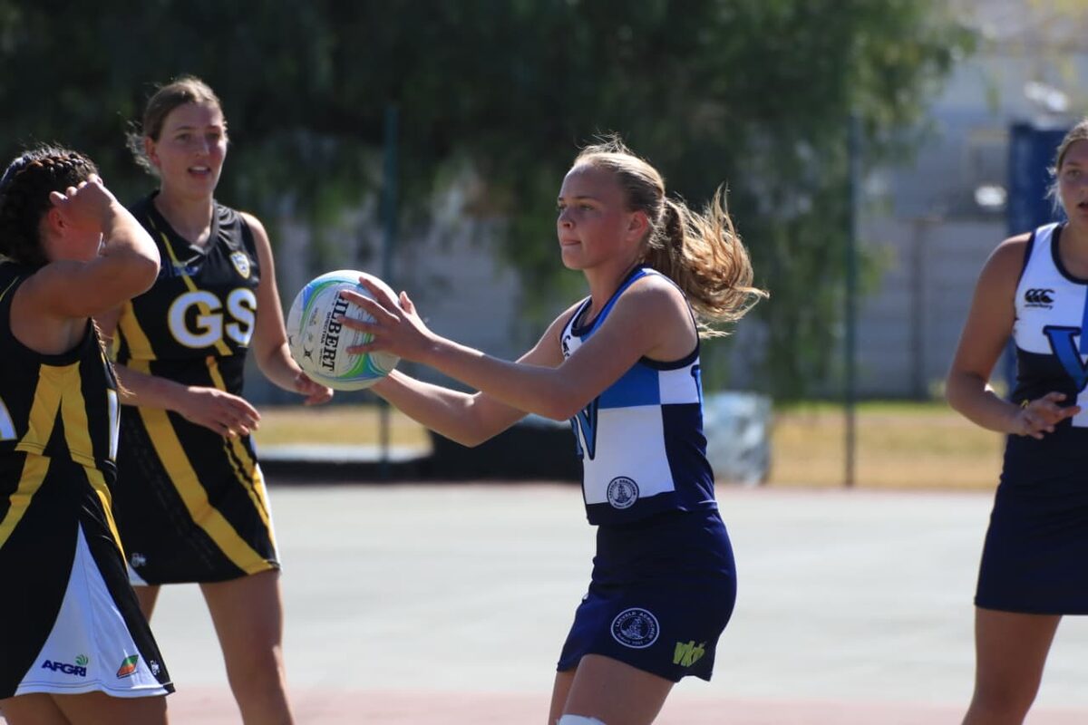 Ceiwin Lindique in die netbalwedstryd tussen Sentraal en Voortrekker se o.19A-spanne.