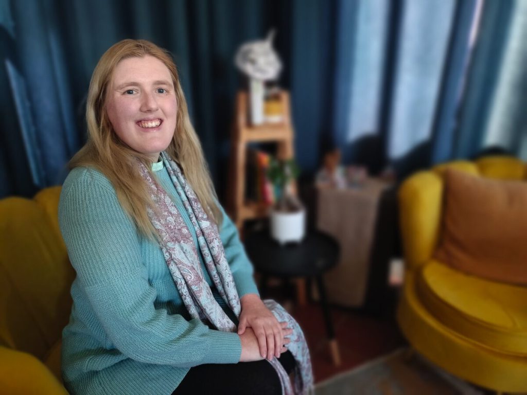 Anien van Niekerk in haar "ateljee" vir die potgooi-reeks Weet jy van wetenskap?  