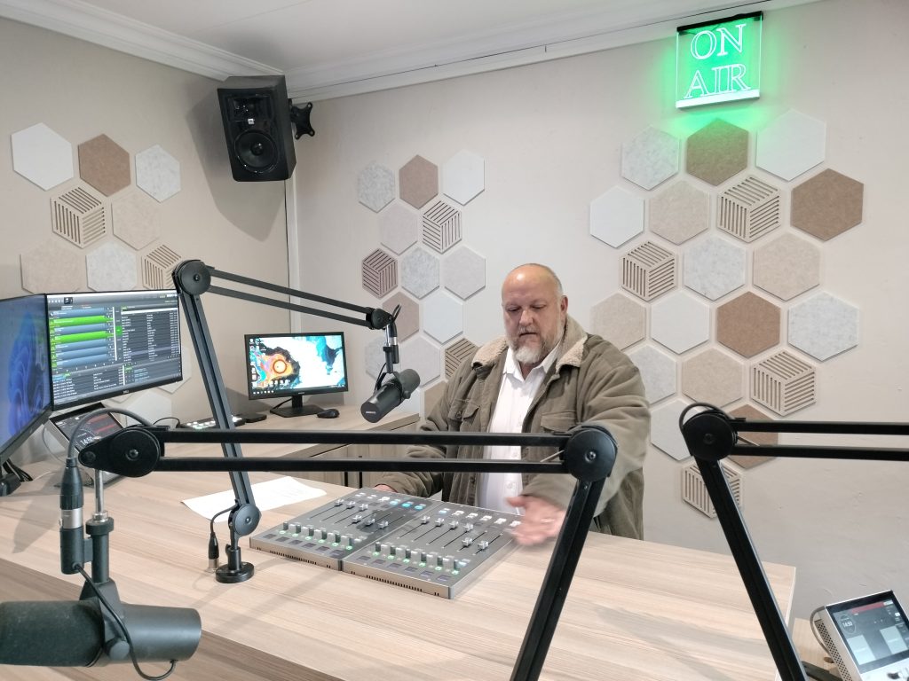 Die algemene bestuurder van Rosestad 100.6FM Bernie Naude behartig die oorskakeling n