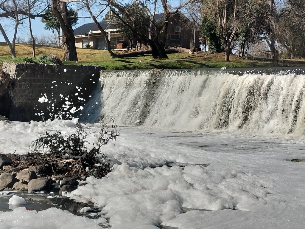 'n Omgewingsramp dreig met besoedeling in die Renosterspruit.