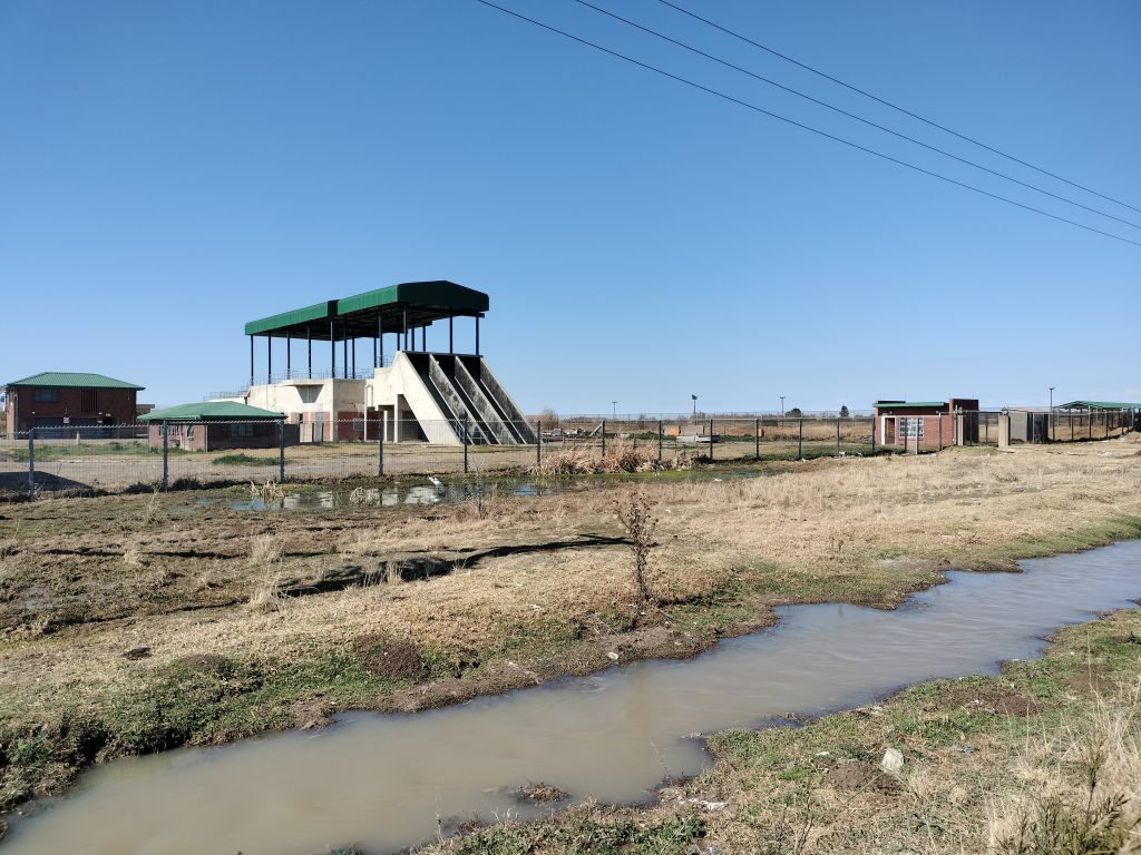 Rou riool vloei verby die Sterkwater-rioolaanleg langs die Renosterspruit. Die aanleg is buite werking