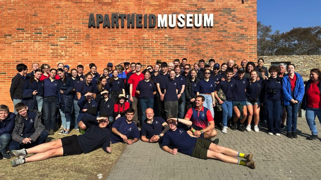 Die Verkenners voor die Apartheidsmuseum in Johannesburg. FOTO: Verskaf