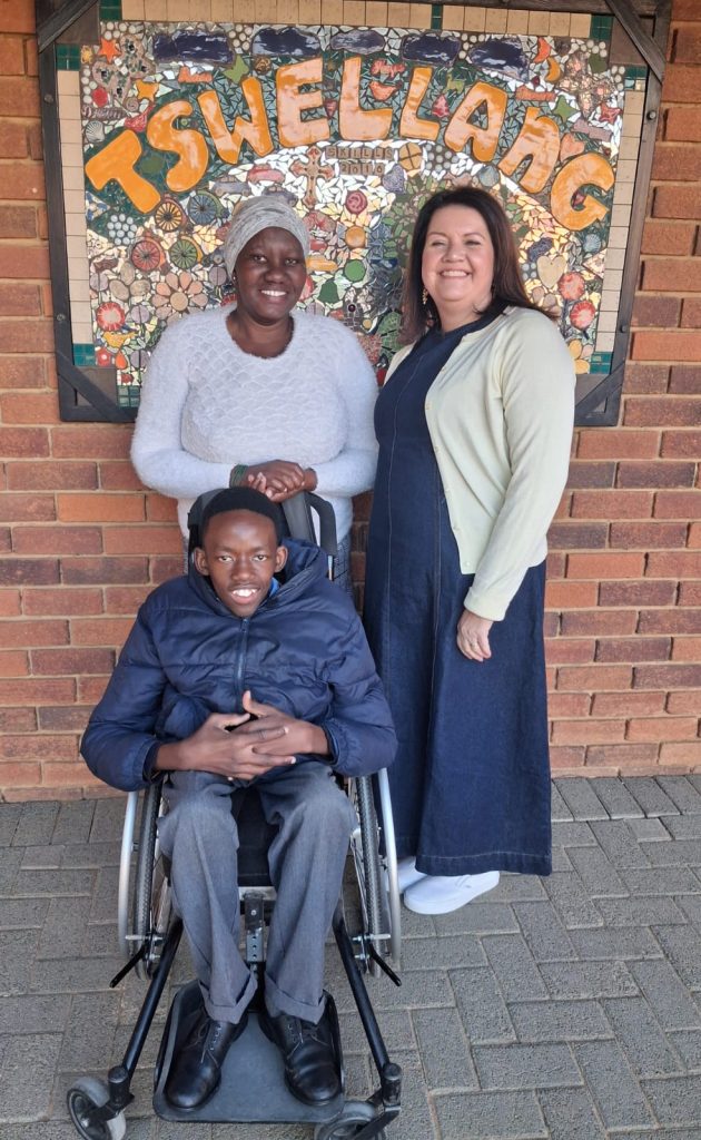 Mpho Mphulenyane with his mother, Puleng, and Madré Ferreira. FOTO: Verskaf