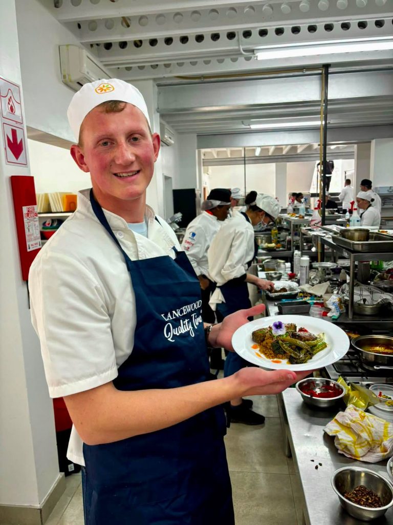 Rudi Smit van die Hoërskool Fichardtpark met een van sy geregte wat hy vir die kompetisie voorberei het. FOTO: Verskaf