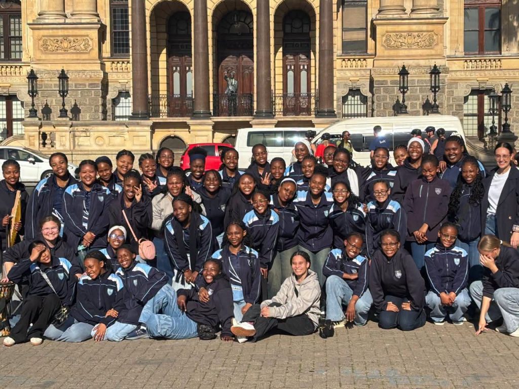 Die kapelkoor van die St Michael School for Gils voor die Kaapstad-stadsaal