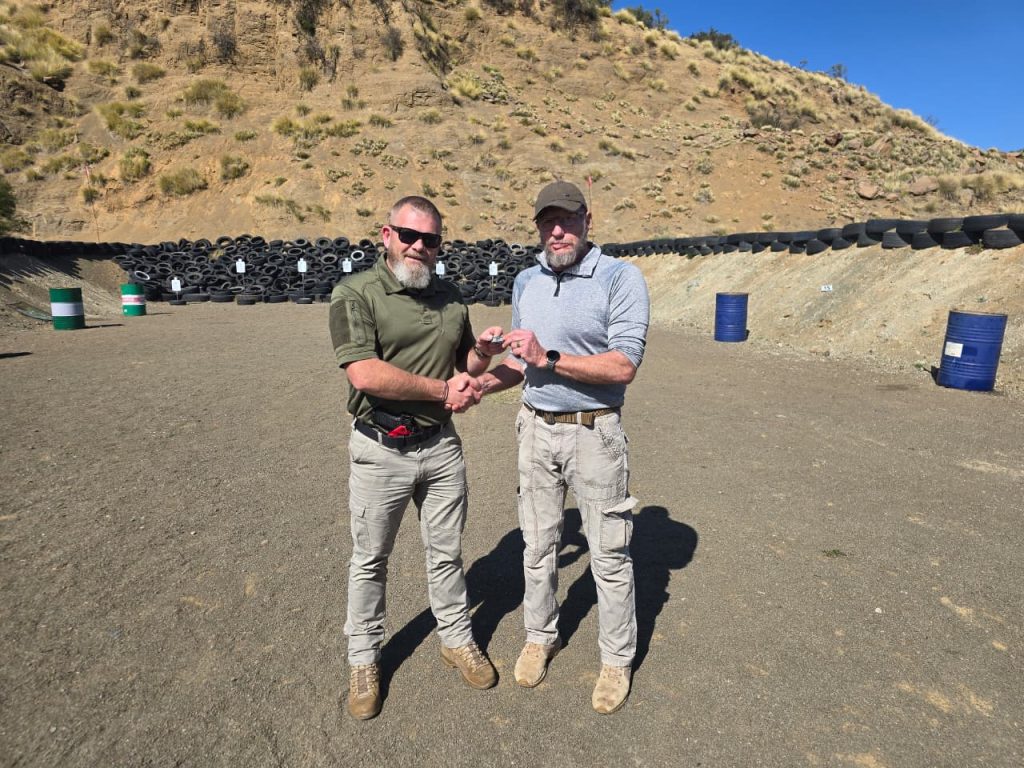 Joseph Renaud, instrukteur en AfriForum-veiligheidstreekshoof, en Mark Ikking