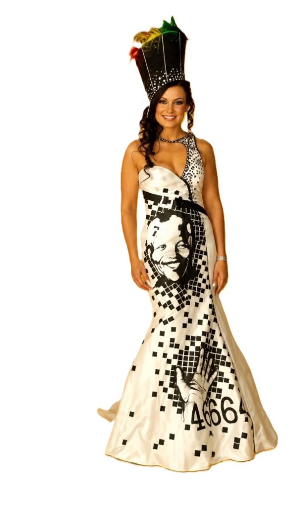 Zelda Lange met die couture-rok ontwerp deur Daniel Ellis waarop oudpres. Nelson Mandela met die hand geskilder is