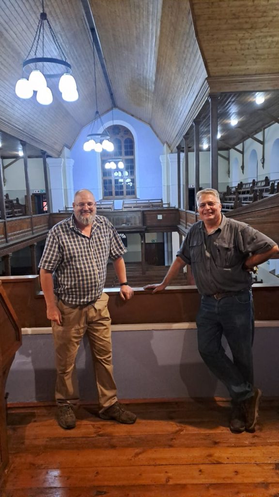 Andreas Nieuwoudt en ds. De la Harpe Le Roux in die Tweetoringkerk.