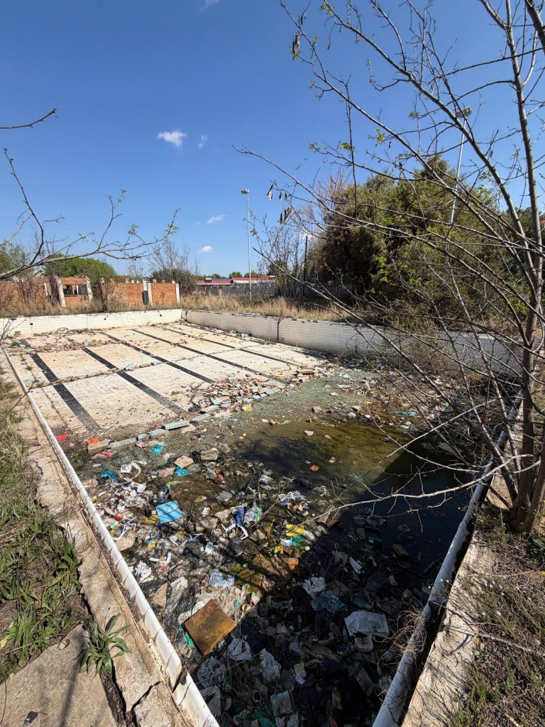 Dewetsdorp se verlate swembad.