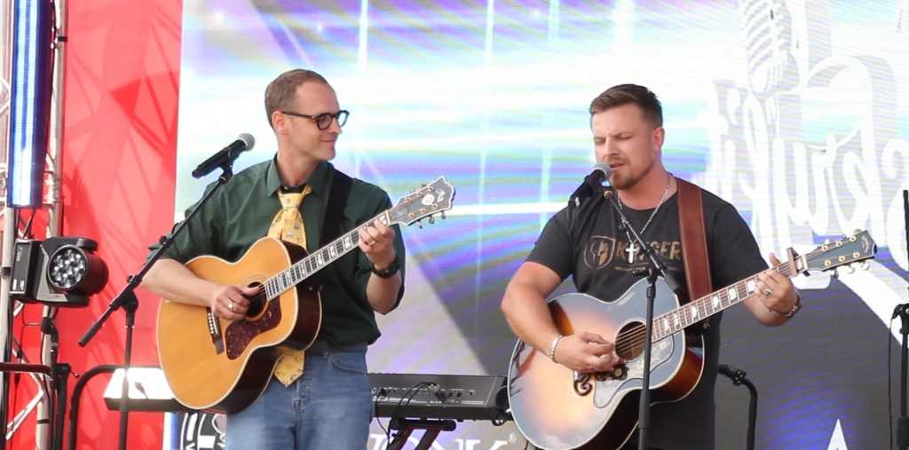 Danie Rëenwolf en Ruan Jordaan sing Jordaan se treffer "Eens op ’n tyd".
