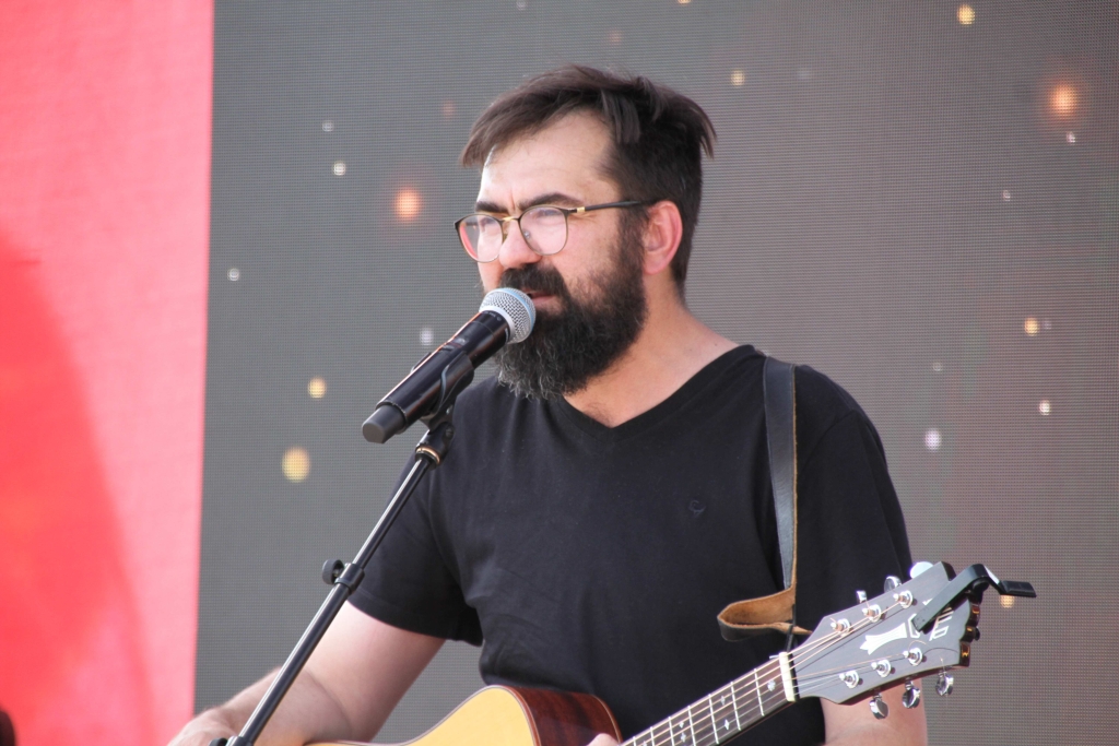 John-Henry Opperman van Klopjag-faam sing Christiaan Louw se “Huistoe".