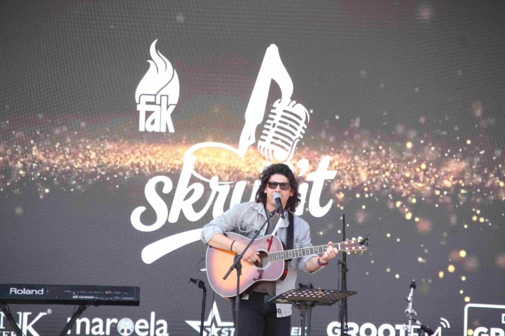 William Wolf sing Lienke Viljoen se “Straatligte”.