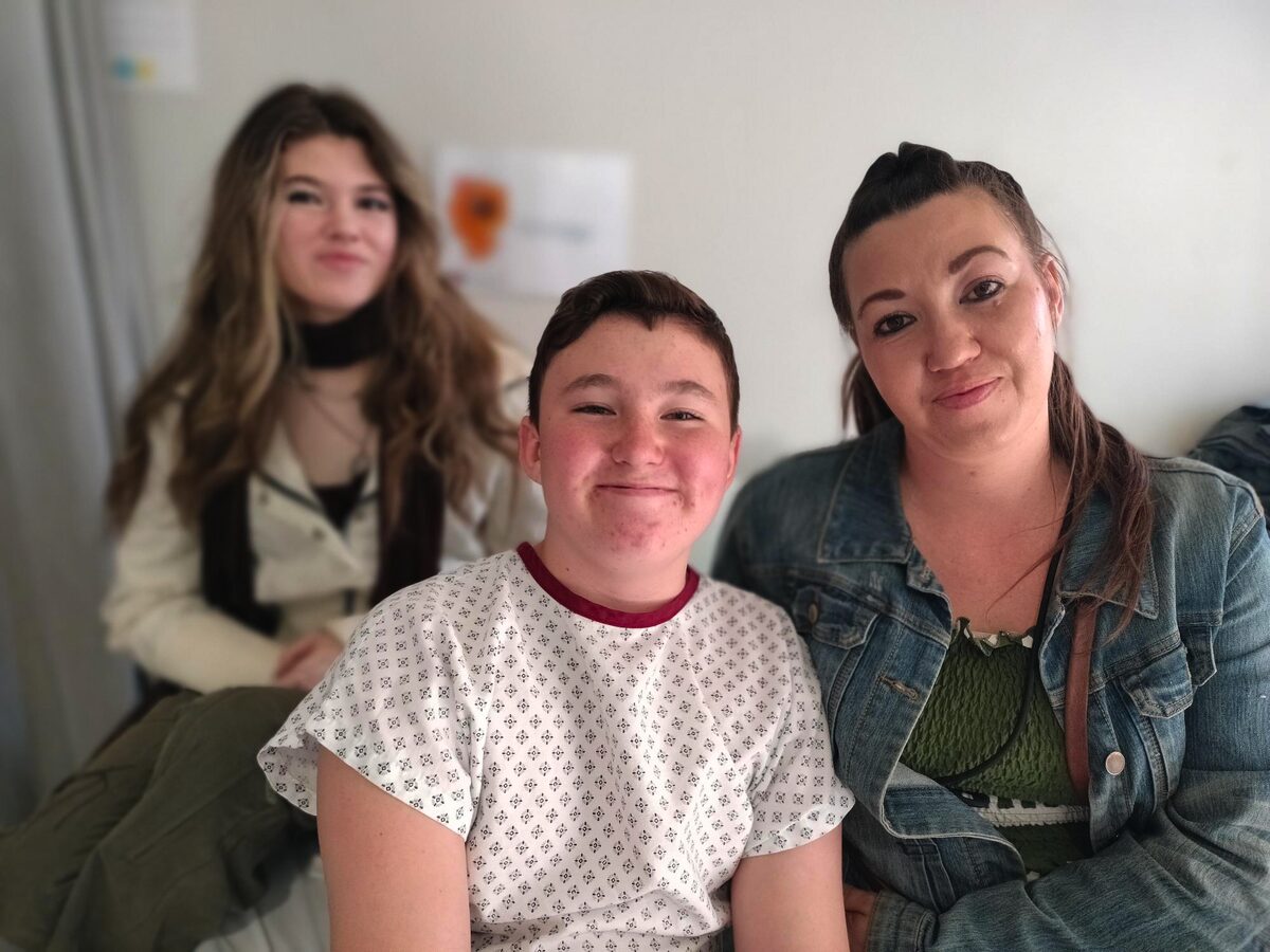 PJ de Bruin (13) Saterdag in die hospitaal saam met sy sussie, Lyla (15, links agter) en sy ma, Natasha.