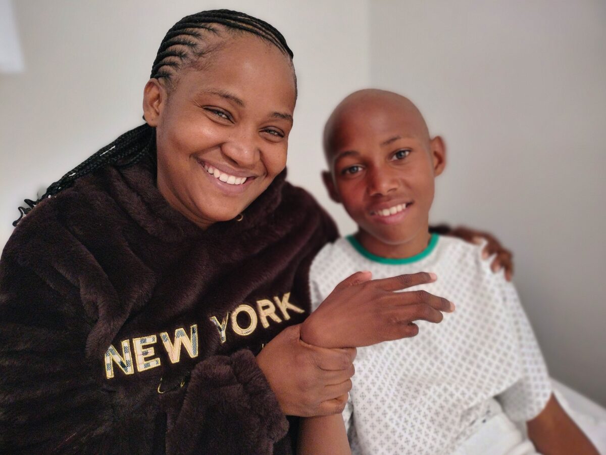 Debbie Moses en haar seun Devin (13) wat Saterdag 'n operasie aan sy regterhand ondergaan het. FOTO: Lientjie Mentz
