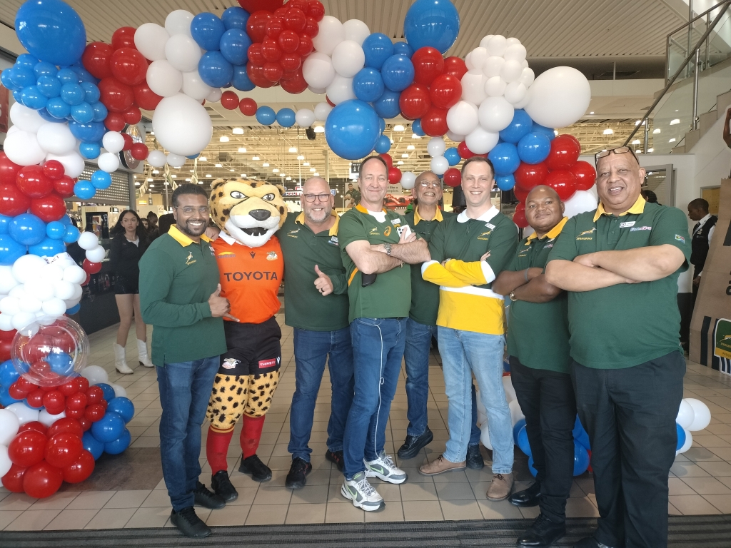 Topbestuur van Pick n Pay Hipermark saam met die Cheetah-gelukbringer is van links Yolan Dass (finansiële bestuurder), Warren van der Vlies (algemene bestuurder van Hipermark-binneland), Jarett van Vuuren (kleinhandelhoof van Hipermarkte), Kader Patel (senior aankoper), Michael de Beer (senior kategorie-aankoper), John Radebe (bestuurder van ruimtebeplanning) en Stanley Thompson (senior koördineerder).  FOTO'S: Lientjie Mentz