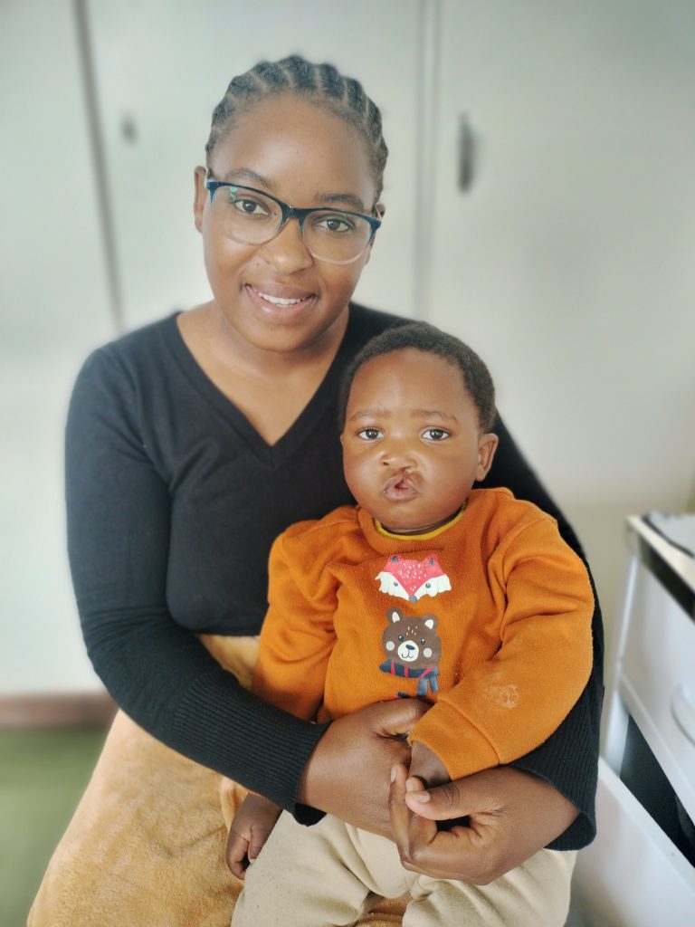 Ogone Khumalo (1) en haar ma, Kekeletso.