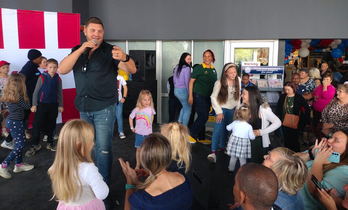 Die gewilde Afrikaanse sanger Kurt Darren vermaak oud en jonk 