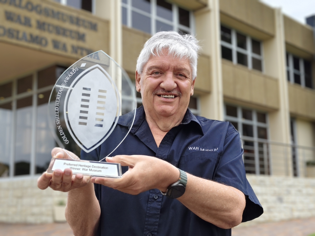 Tokkie Pretorius, direkteur van die Oorlogsmuseum met die trofee. FOTO: Lientjie Mentz