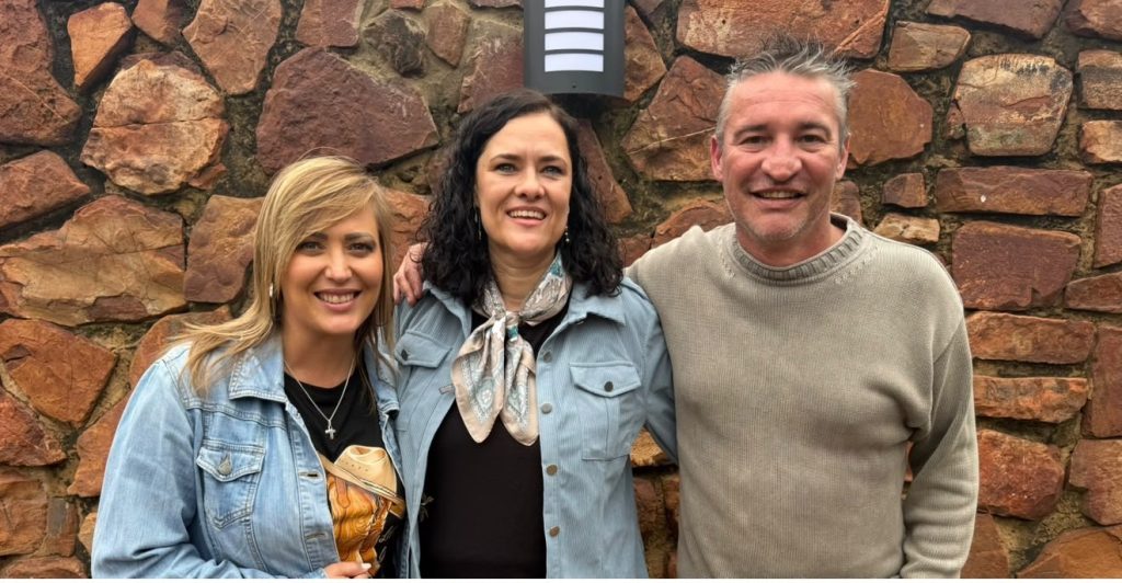 Liezel Pieters, Nelmarie Albertse Oosthuysen van Bloemfontein wat die liedjie geskryf het, en Adam Tas. 