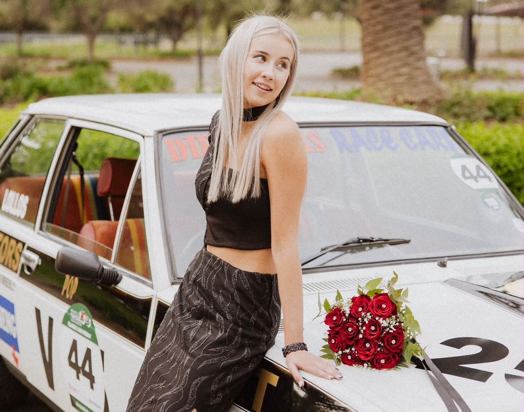 Gaby Diedericks by oupa Pop Diederics se legendariese Fiat.