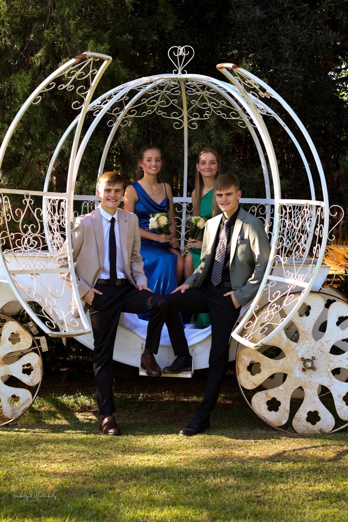 Identiese tweeling van Hoërskool Jim Fouche saam met identiese tweeling van Somerset-Wes. Cobus en Niel Wilken, Aney en Karmen Fourie. FOTO: Lin-mari Albertse