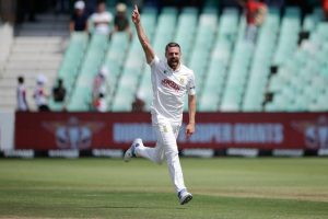 Pace men rip through Australia as Renshaw digs deep in Durban
