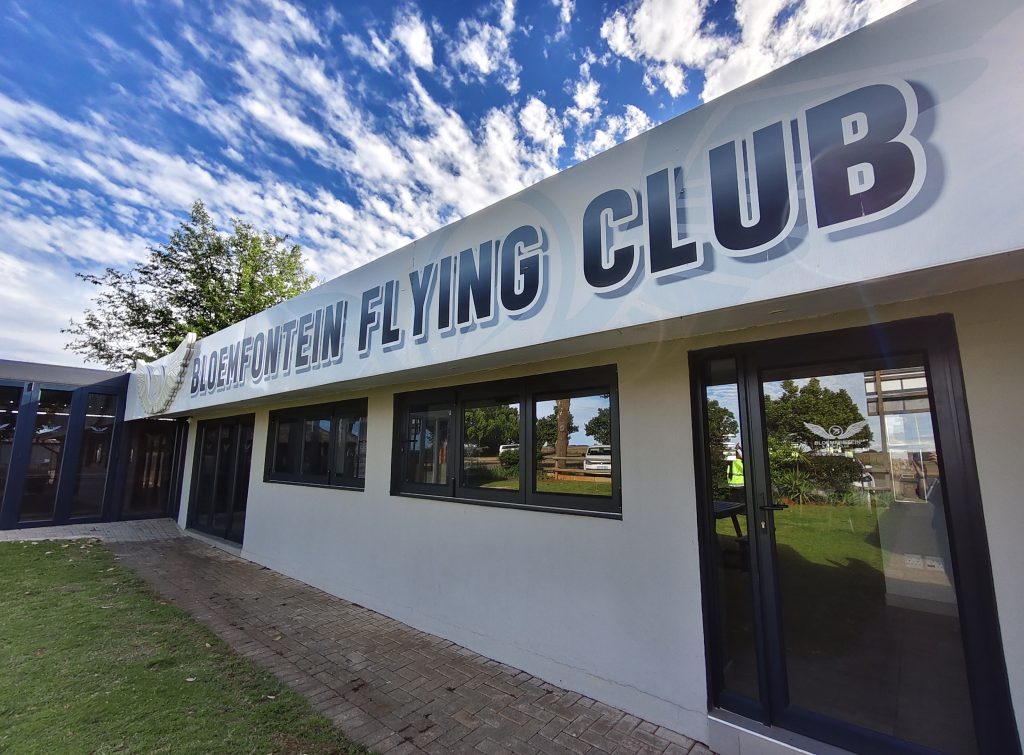 Die Bloemfontein-vliegklub by Tempe-lughawe. FOTO: Lientje Mentz