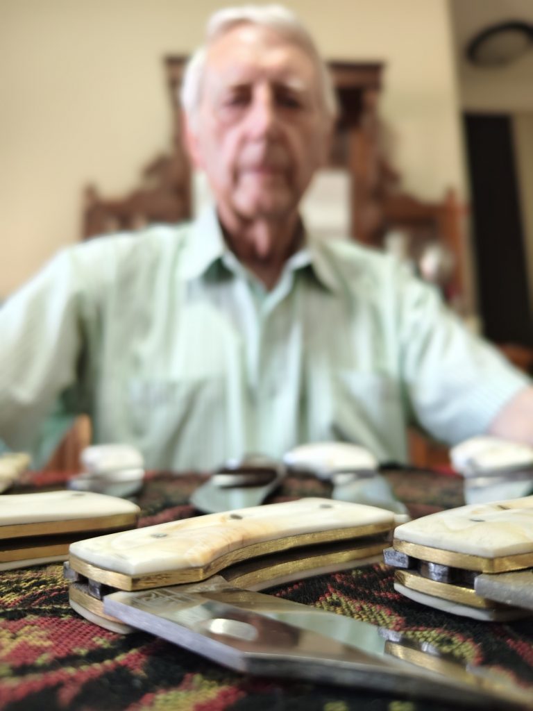 Mike Roode (83) by van die handgemaakte messe uit vlakvarktande