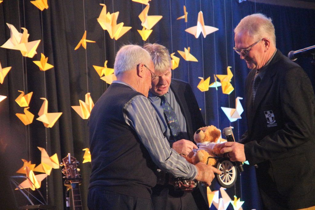 Francois van Heerden  (middel) en die nuwe skoolhoof Piet Botha 