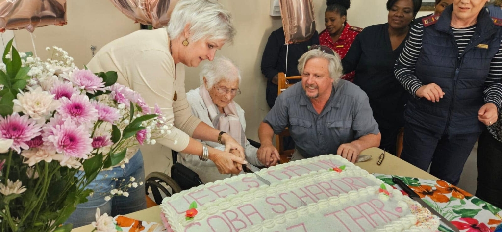Ouma Coba Schabort wat op Maandag 29 April haar 107de