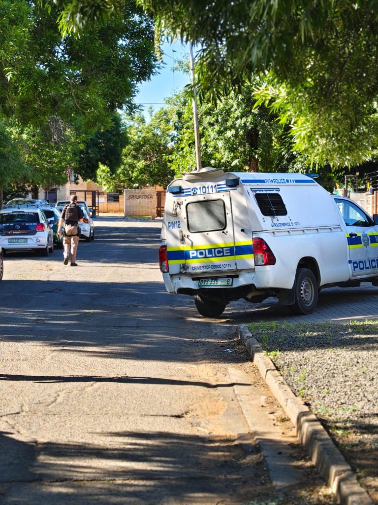 Polisie op die toneel waar Eddie Lutzke (57) is Woensdag nootlottig in Wilgehof gewond is. 
