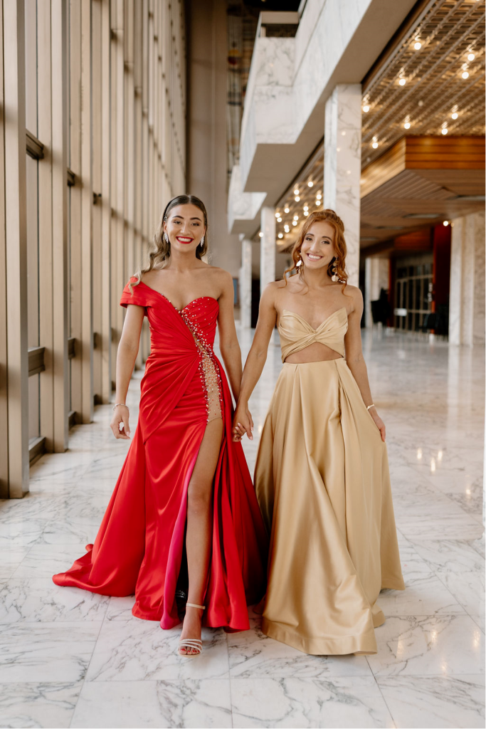 By Hoër Meisieskool Oranje se matriekafskeid was die tweeling McKenna en Danyelle Pienaar. FOTO: Verskaf