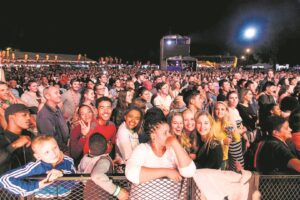 Feesgees kring wyd uit