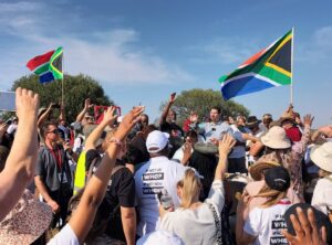 Uitlating van Mogoeng Mogoeng op massabyeenkoms laat oë rek