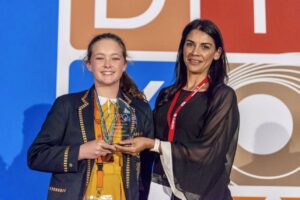 Jong slimmerd kweek groeiende plante sonder grond