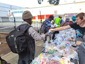 Vrywilligers help honger op Kersdag verdryf