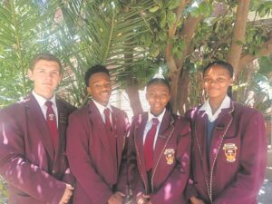 Skool klop presteerders op die skouer
