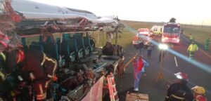 10 die in collision between bus and truck in the early hours of the morning