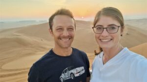 Onderwysegpaar sprei hul vlerke