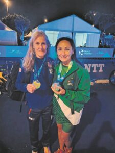 Langasem wys haar hakskene