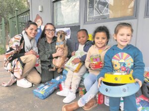 Kleuters reik uit na diere in nood