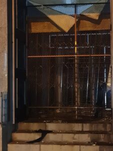 Misdadigers slaan toe op besighede en skool