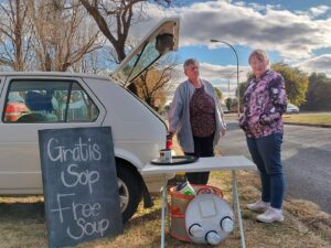 Liefdevolle sopbediening langs De Bruynstraat in Bloemfontein ’n ware geskenk vir almal